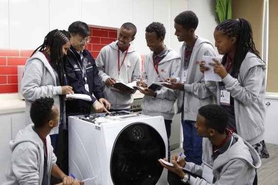 7일 학생들이 LG 시그니처 세탁기를 수리하는 방법에 대해 설명을 듣고 있다. /사진=LG전자 제공