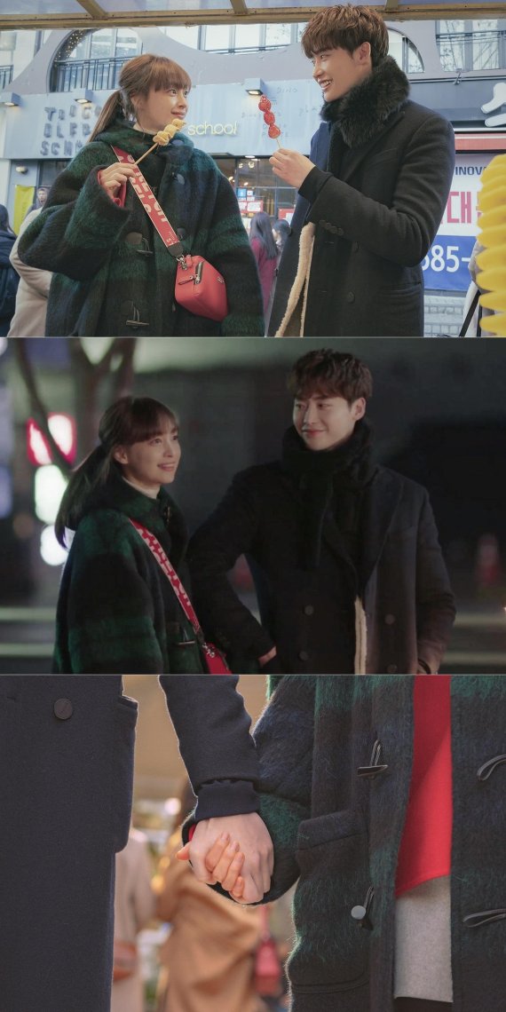 tvN ‘로맨스는 별책부록’ 손 꼭 잡은 이나영·이종석, 꽁냥꽁냥 첫 데이트 포착