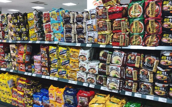 [대형마트 라면 매대에서는 하얀국물 라면을 찾을 수 없었다.]
