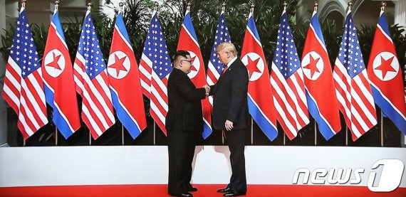 지난해 북미정상회담 당시 도널드 트럼프 미국 대통령(오른쪽)과 김정은 북한 국무위원장이 악수를 나누고 있는 모습. (jtbc 캡쳐) 2018.6.12/뉴스1 © News1 임세영 기자