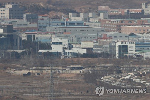 지난 8일 경기도 파주시 서부전선 비무장지대(DMZ) 도라전망대에서 바라본 개성공단이 평소처럼 인적 끊긴 모습을 보이고 있다. 연합뉴스 제공