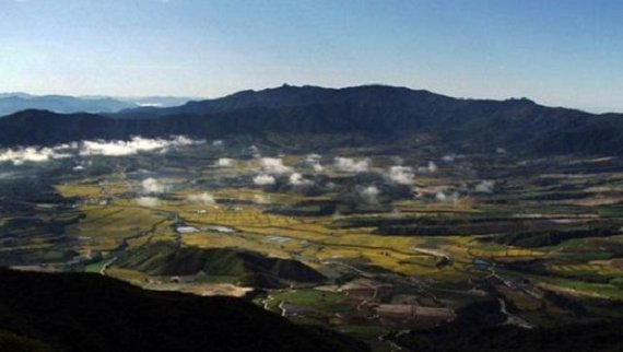 지난 7일 행정안전부 발표, 변경된 ‘접경지역 발전 종합계획’에 양구지역 사업 28개 사업, 총 사업비 4270억 원 포함에 대한 양구지역의 기대감이 높은 가운데 실제 최종 추진 단계까지는 넘어야할 산이 많다. 이에 양구지역 주민들은 정부가 이번 만큼은 풍선처럼 부푼 희망만 주고 결과는 흐지부지 끝나지않도록 제대로된 사업을 책임지고 추진해야 한다는 목소리가 높다. 사진은 양구 펀치볼 전경. 사진=양구군 제공