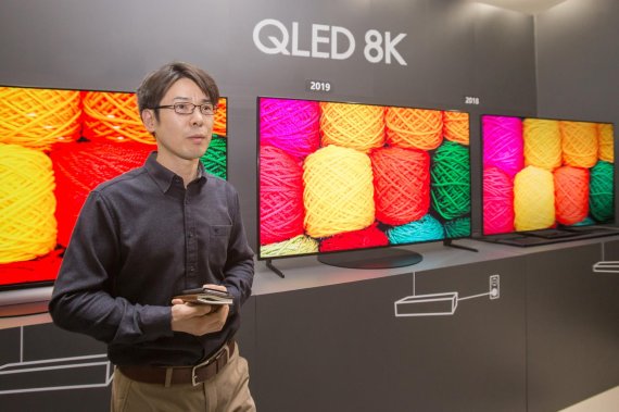 삼성전자 연구원이 지난 8일 경기도 수원 삼성디지털시티에서 2019년형 QLED 8K TV의 화질을 시연하고 있다. QLED 8K TV는 입력되는 영상의 화질에 상관없이 8K 수준의 시청 경험을 제공하며, 새로운 화질 기술이 적용돼 한층 개선된 블랙 표현과 시야각을 구현한다. /사진=삼성전자 제공