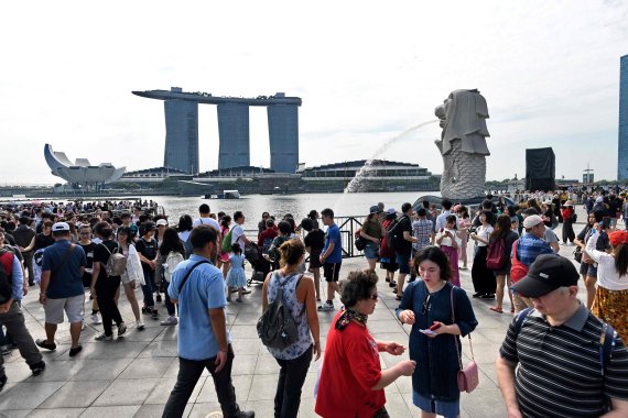 This photo taken on February 8, 2019 shows a crowd of people visiting central Singapore's iconic promenade. (Photo by Roslan RAHMAN / AFP) / 사진=연합 지면외신화상