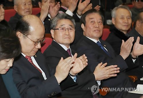 지난 8일 오후 국회 의원회관에서 열린 5.18 진상규명 대국민공청회에서 지만원씨(가운데)가 참석하고 있다. 지 씨는 공청회에서 5.18 북한군 개입 여부와 관련해 발표했다.