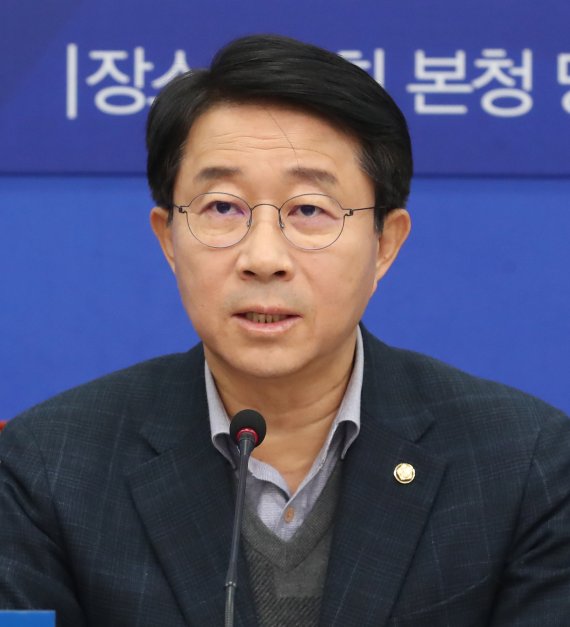 더불어민주당 조정식 정책위의장이 10일 국회에서 기자간담회를 하고 있다.