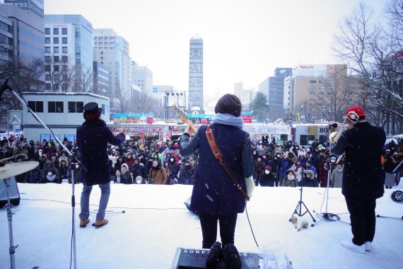 [fn포토] 겨울왕국 삿포로 눈축제 무대에 선 제주어 밴드