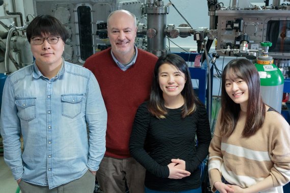 주기성 반평면 집합체에서 물질파의 회절 현상을 측정한 연구진의 모습_왼쪽부터 조범석 UNIST 교수, 독일 프리츠 하버 연구소의 빌란트 쉘코프(Wieland Schöllkopf) 박사, 김이영 연구원, 이주현 연구원 /사진=UNIST