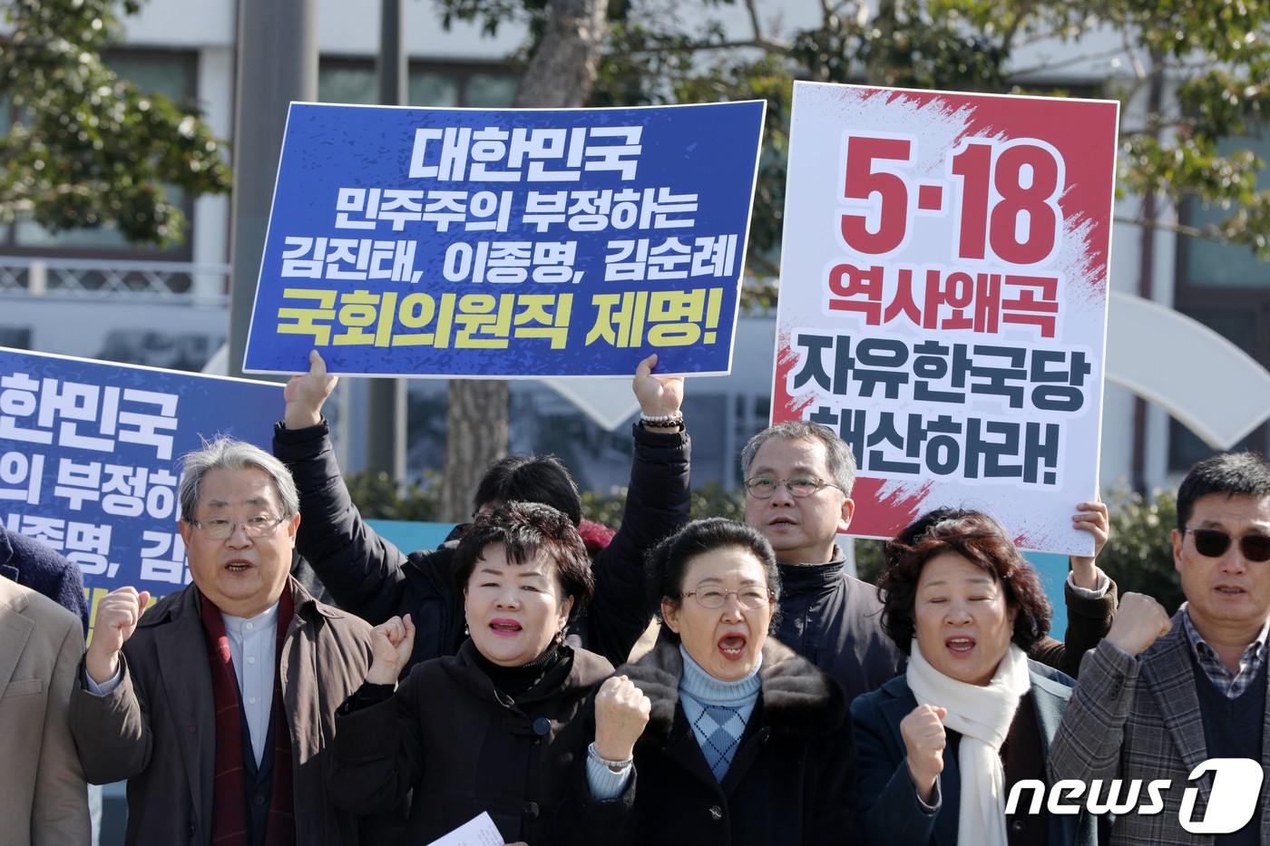 '5·18 폭동' '전두환 영웅' 발언에 광주 시민들, 참지 못하고..