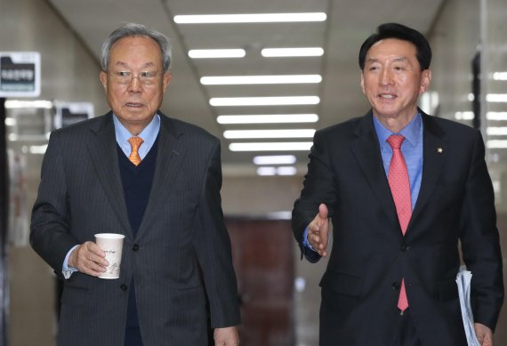 자유한국당 박관용 선관위원장(왼쪽)이 11일 국회에서 열린 당 선관위 회의에 참석하고 있다. 연합뉴스