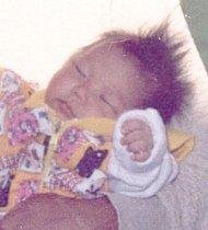 1997년 10월 19일 실종된 박진영씨는 당시 신생아로, 검정 꽃무늬 흰색 유아복을 입고 흰 바탕에 노란 꽃무늬가 그려진 아기 포대에 둘러싸여 있었다. 실종아동전문기관 제공