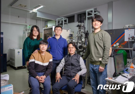 SOFC 연료극 물질의 안정성과 성능을 높인 연구진. 왼쪽부터 김선아 연구원, 김현민 연구원, 권오훈 연구원, 김건태 교수.© 뉴스1