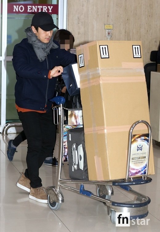 [포토] 신화 김동완, ‘굼금증 자아내는 그의 쇼핑 박스’