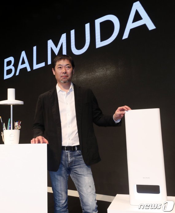 데라오 겐 발뮤다 대표가 지난 2019년 2월 12일 서울 용산구 드래곤시티 호텔에서 열린 신제품 공개 기자간담회에서 발뮤다 공기청정기 더 퓨어(The Pure)를 공개하는 모습. 뉴스1