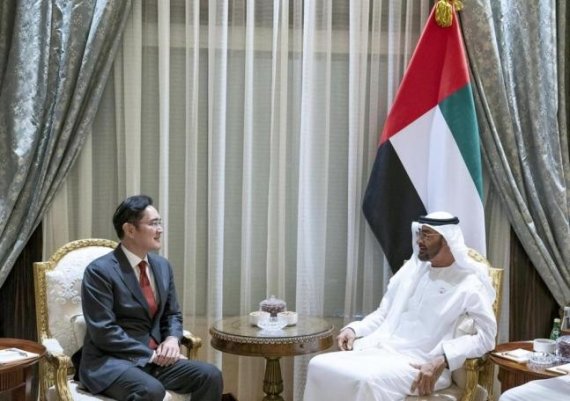 이재용 삼성전자 부회장이 지난 11일(현지시간) 아랍에미리트(UAE) 아부다비에서 셰이크 모하메드 빈 자이드 알 나흐얀 아부다비 왕세제와 만나 사업 협력방안을 논의하고 있다.
