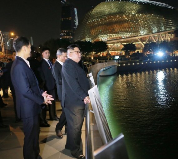 김정은 북한 국무위원장(중앙)이 지난해 6월 1차 북미정상회담 당시 싱가포르 시내를 둘러보고 있는 모습. / 사진=연합뉴스