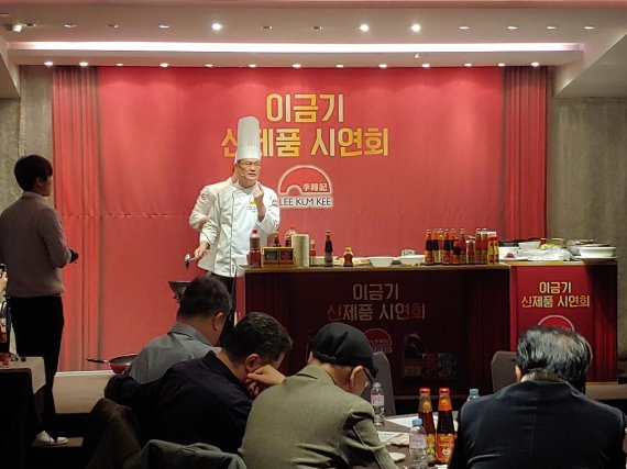 여경래 그랜드앰배서더 홍보각 조리장이 요리를 선보이며 중국음식과 관련한 설명을 하고 있다. 사진=김성호 기자