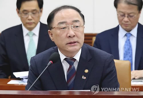 홍남기 "1월 취업자 증가 수 1.9만명, 무거운 책임감"