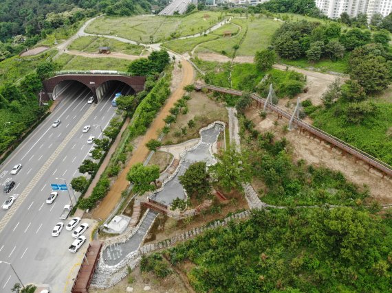 인천 연수구는 생태도시 조성을 위해 올 상반기 힐링 보행로와 물놀이장 등 다양한 공원 녹지 사업을 펼친다. 사진은 황톳길로 조성해 주민들이 맨발 보행할 수 있는 공간으로 활용되는 경원대로 변 힐링 보행로 전경.