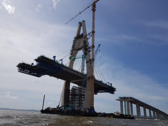 템부롱 대교 하단 기둥을 제거해 다리 아래로 배가 지나다닐 수 있게 만드는 사장교 부분의 마무리 공사가 진행 중이다. /사진=이환주 기자