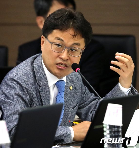 직장동료 성추행한 혐의로 고소당하자 맞고소한 민주당 의원