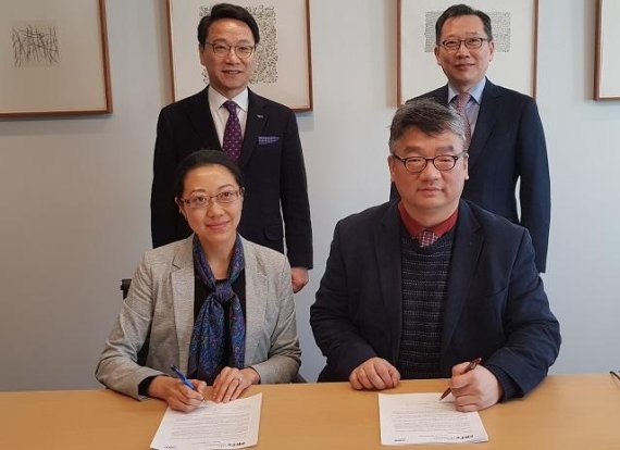 13일 강원대학교는 강원대학교 김헌영 강원대학교총장과 이희제 교육혁신원원장이 지난 11일 미국 매사추세츠공과대학교(MIT)에서 ‘MITx MicroMaster program 운영을 위한 업무협약’을 체결, 앞으로 강원대에서 MIT 강의.를 받고, 세계 37개 대학 정규학점을 인정받게 됐다 고 밝혔다. 사진=강원대 제공