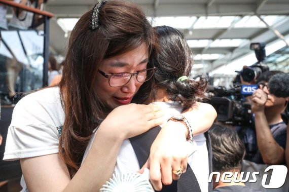 지난해 7월21일 서울역에서 KTX 해고 승무원들이 투쟁 해단식 기자회견을 한 뒤 눈물을 흘리며 서로를 안아주고 있다. © News1 성동훈 기자