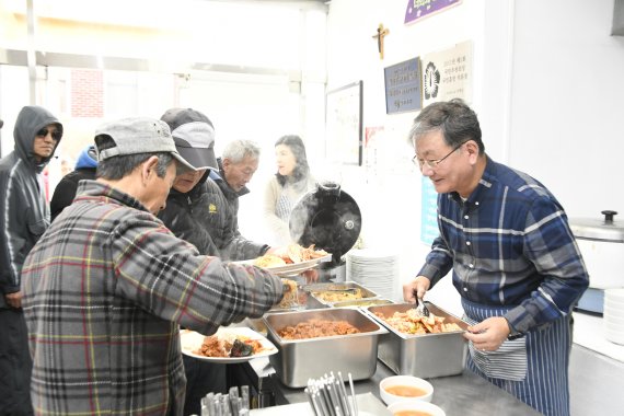 서영남 민들레국수집 대표(오른쪽)가 노숙인들에게 밥과 반찬을 나눠주고 있다. 노숙인들은 이곳에서 밥을 배불리 먹을 수 있다. 사진=박범준 기자