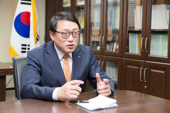 오인환 녹색기술센터 소장은 지난 7일 서울 퇴계로 녹색기술센터에서 녹색정책을 개발하는 궁극적 목적에 대해 설명하고 있다.