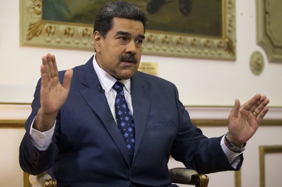 니콜라스 마두로 베네수엘라 대통령이 14일(현지시간) 수도 카라카스의 미라플로레스 대통령궁에서 인터뷰를 하고 있다.AP연합뉴스