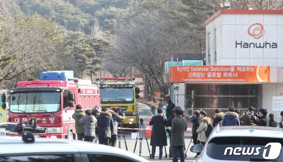 14일 오전 8시 42분쯤 대전 유성구 외삼동 한화 대전공장에서 폭발로 추정되는 화재가 발생했다. 현장에서 사고 수습을 마친 소방차와 119 구급차량이 나오고 있다. 이 화재로 현재까지 근로자 3명이 숨지고, 1명이 부상 당했다고 소방당국은 밝혔다. 2019.2.14/