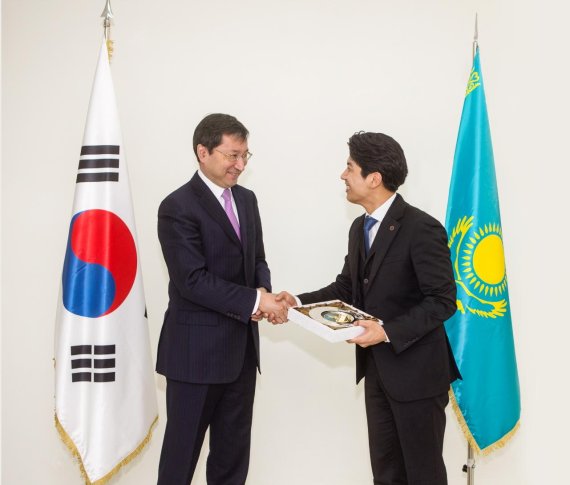 정사무엘 한문화외교사절단장, 카자흐대사 감사장 수여