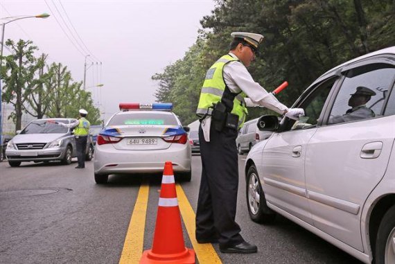 경찰이 운전자의 음주 여부를 측정하고 있다.연합뉴스