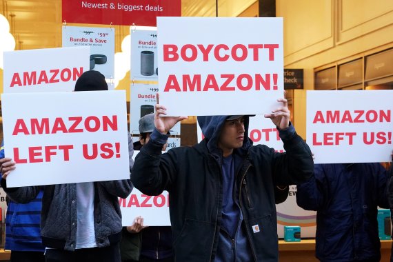 People stand in front of an Amazon store and protest Amazon's change in mind to not open an office in Queens, in the Manhattan borough of New York City, New York, U.S., February 15, 2019. REUTERS/Carlo Allegri /사진=연합 지면외신화상