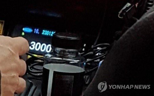 16일 오전 한 서울 중형 택시 미터기에 기본요금이 3천원으로 표시돼 있다. 서울시는 이날 오전 4시부터 택시 기본요금을 3천원에서 3천800원으로 인상된다고 밝혔다. /사진=연합뉴스