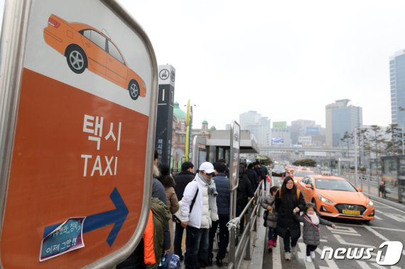 서울 시내 택시 요금이 오는 16일 오전 4시를 기해 중형택시 기준 기본요금이 주간 800원, 심야(자정~새벽 4시) 1000원 인상됐다. 거리요금은 132ｍ 마다 100원(심야 120원), 시간요금은 31초 당 100원(120원)씩 올랐다. © News1 이승배 기