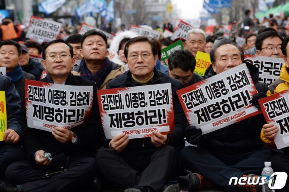 이용섭 광주시장(가운데)과 장휘국 광주시교육감(오른쪽), 김동찬 광주시의회 의장이 16일 광주 금남로에서 열린 5·18역사왜곡 처벌을 위한 광주범시민궐기대회에 참석해 굳은 표정으로 행사를 지켜보고 있다.2019.2.16/뉴스1 © News1 박준배 기자