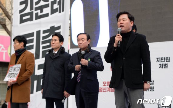 송갑석 더불어민주당 광주시당위원장이 16일 광주 금남로에서 열린 5·18역사왜곡 처벌을 위한 광주범시민궐기대회에 참석해 '왜곡방지법 제정'과 관련한 발언을 하고 있다.2019.2.16/뉴스1 © News1 박준배 기자