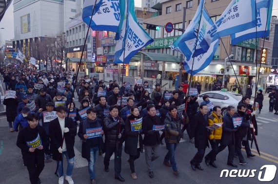 16일 오후 광주 동구 금남로에서 열린 5·18역사왜곡 처벌을 위한 광주범시민궐기 대회 참가자들이 충장로 일대를 행진하고 있다. 2019.2.16/뉴스1 © News1 한산 기자