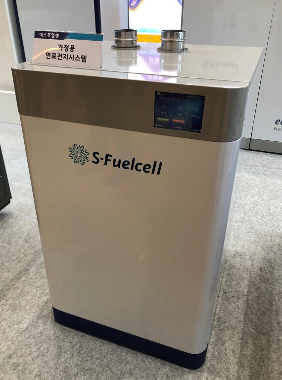 올해 1월 문재인 대통령의 울산방문에 맞춰 울산시청에 전시됐던 가정용 수소연료전지의 모습. /사진=fnDB