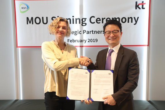 김영우 KT 글로벌사업개발 본부장 상무(오른쪽)와 앙케 길 MVI CEO가 협약을 체결하는 있다. KT 제공
