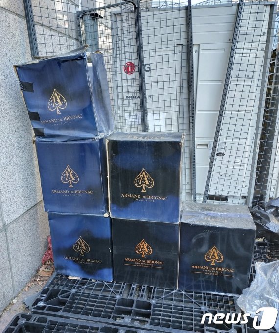 '1억세트 아르망디' 빈 상자·쓰레기만.. '버닝썬' 마지막 영업