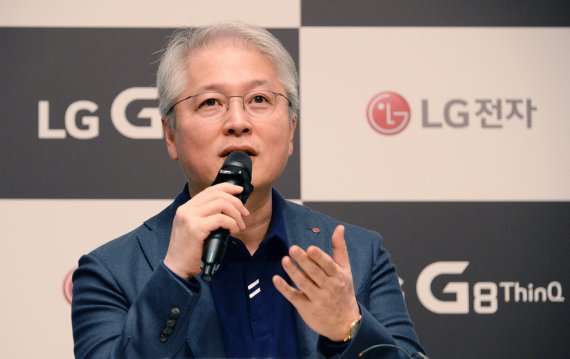 "LG의 5G 스마트폰, 폴더블보다 듀얼디스플레이로 승부"