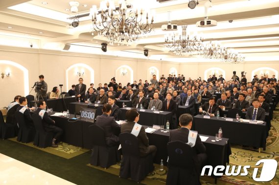 제26대 중소기업중앙회장 선거에 출마한 후보 5인이 12일 대구 인터불고 호텔에서 열린 제1회 후보자 공개토론회에서 토론을 하고 있다.2019.2.12/뉴스1(중소기업중앙회 제공)© 뉴스1