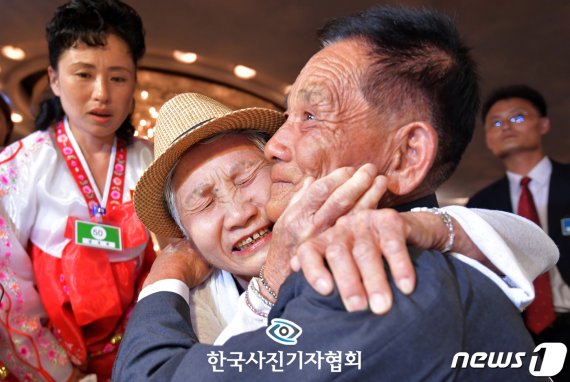 한국사진기자협회 제55회 한국보도사진상 제너럴 뉴스(General news) 부문 최우수상에 노컷뉴스 박종민 기자의 사진이 선정됐다. 지난해 8월 20일 금강산호텔에서 열린 제21차 남북 이산가족 단체상봉 행사에서 남측 이금섬(92) 할머니가 피난길에서 헤어질 당시 4
