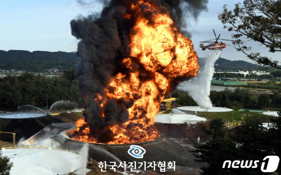한국사진기자협회 제55회 한국보도사진상 스팟 뉴스(Spot news) 부문 최우수상에 한국경제 허문찬 기자의 사진이 선정됐다. 지난해 10월 7일 오전 11시께 경기도 고양시 대한송유관공사의 지하 탱크에서 불이 나 소방 당국이 진화작업을 하고 있는 모습.(한국사진기자협