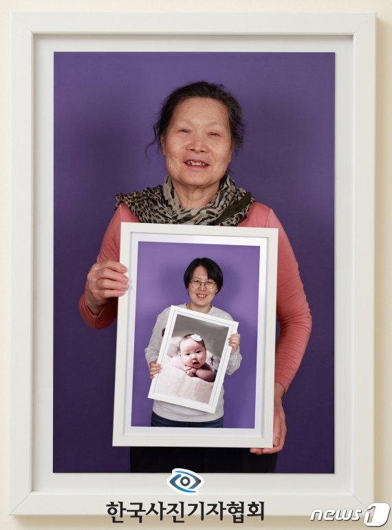 한국사진기자협회 제55회 한국보도사진상 포트레이트(Portrait) 부문 최우수상에 한겨레 이정아 기자의 '모녀 3대의 삶을 통해 본 여성인권 변천사'가 선정됐다. (한국사진기자협회 제공) 2019.2.18/뉴스1