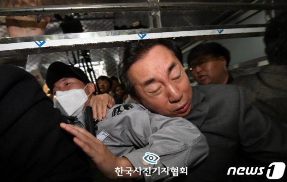 한국사진기자협회 제55회 한국보도사진상 피플 인 더 뉴스(People in the news) 부문 최우수상에 세계일보 남정탁 기자의 사진이 선정됐다. 김성태 자유한국당 원내대표가 지난해 10월 18일 오후 서울교통공사의 고용세습 논란에 대한 '청년일자리 탈취 고용세습
