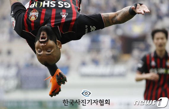 한국사진기자협회 제55회 한국보도사진상 스포츠 피쳐(Sports feature) 부문 최우수상에 뉴시스 최동준 기자의 사진이 선정됐다. 지난해 4월 1일 서울월드컵 경기장에서 열린 2018 K리그1 FC 서울 대 인천유나이티드 FC의 경기, 서울 에반드로가 선취골을 성