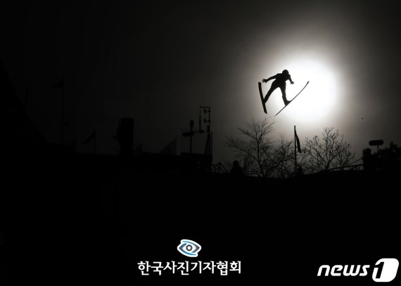 한국사진기자협회 제55회 한국보도사진상 스포츠 액션(Sports action) 부문 최우수상에 연합뉴스 신준희 기자의 사진이 선정됐다. 지난해 2월 19일 평창 알펜시아 스키점프센터에서 2018 평창동계올림픽 노르딕복합 라지힐 개인 10km에 출전하는 선수들이 공식 연
